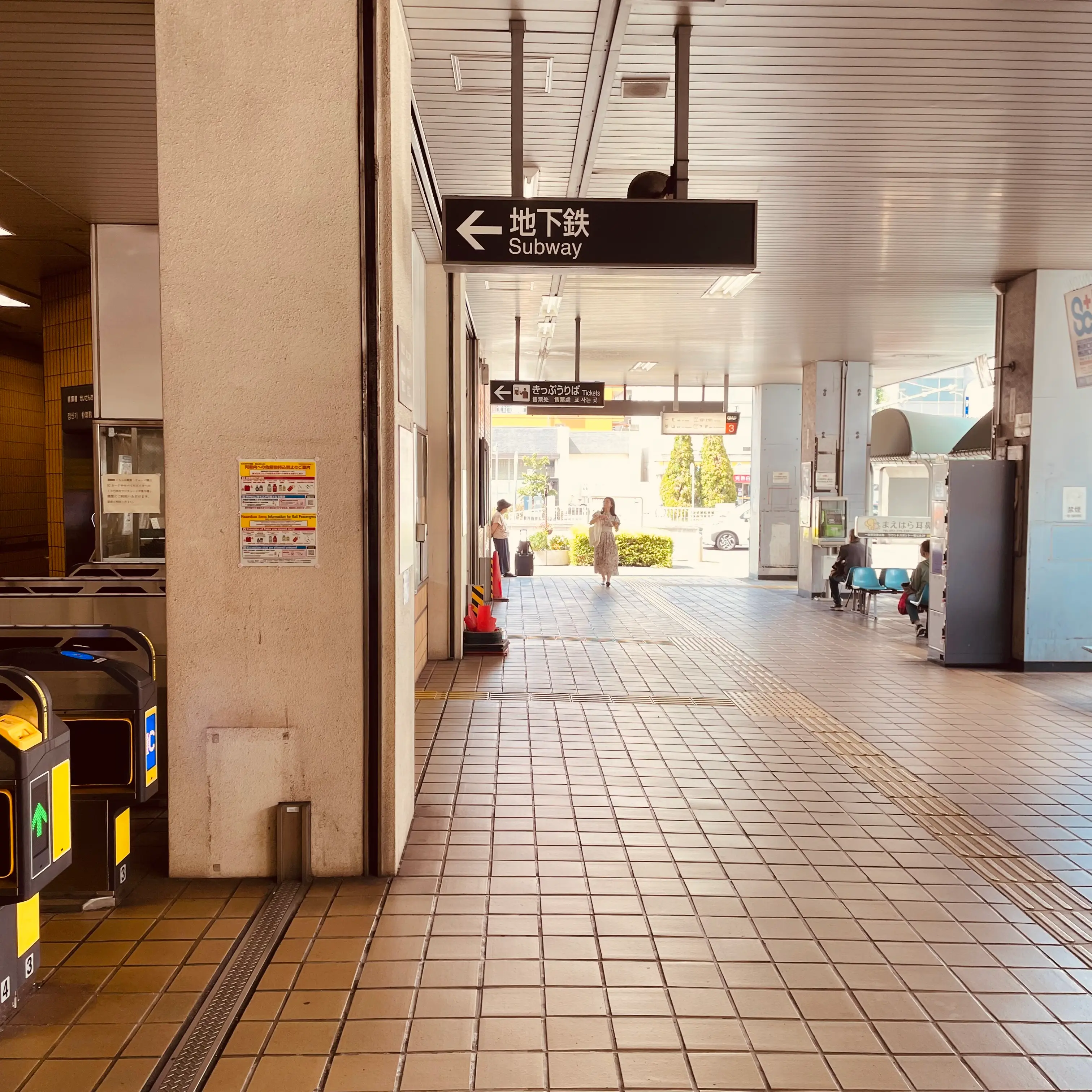 駅を出てさらに左折